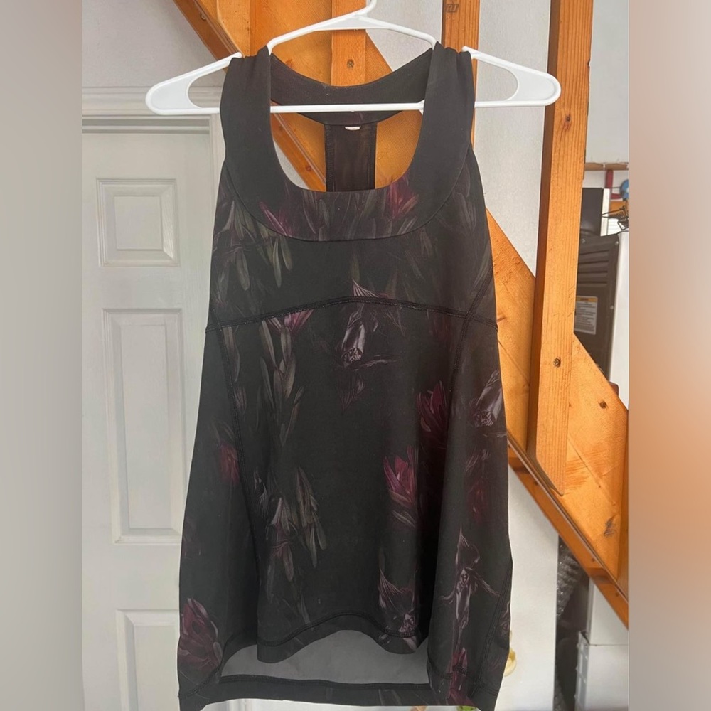 Lululemon Women’s athletic Top Size 8